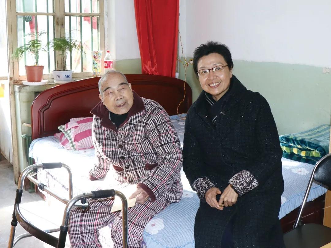 男人和女人坐在椅子上描述已自动生成