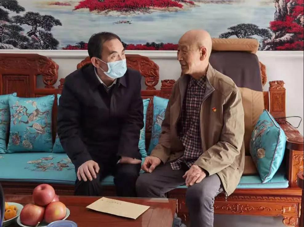图片包含 人, 桌子, 长凳, 男人描述已自动生成