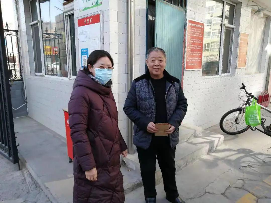 男人和女人站在街道上描述已自动生成