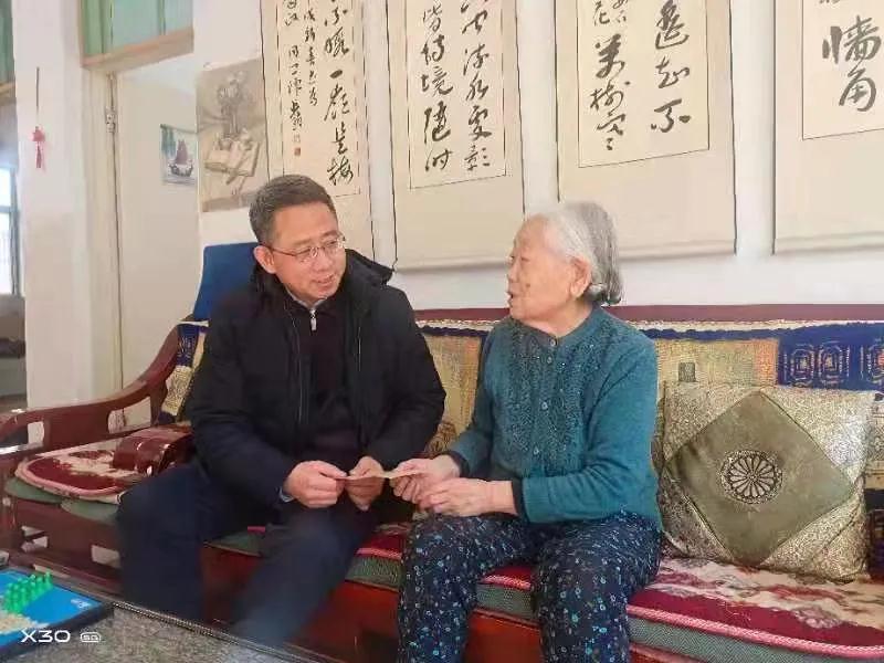 图片包含 人, 桌子, 房间, 女人描述已自动生成